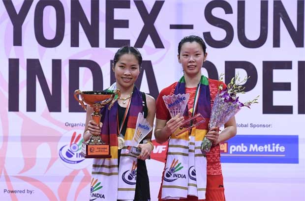 Thailand's Ratchanok Intanon (L) poses with the winning trophy along with China's Li Xuerui at 2016 India Open. (photo: AFP)