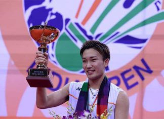 Japan's Kento Momota poses with the trophy after winning the men's final singles match aganist Denmark's Viktor Axelsen at 2016 India Open. (photo: AFP)