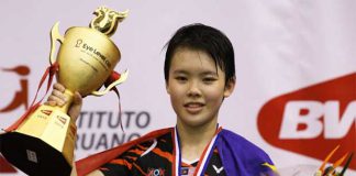Goh Jin Wei poses at the 2015 World Junior Championship awards ceremony in Lima, Peru.
