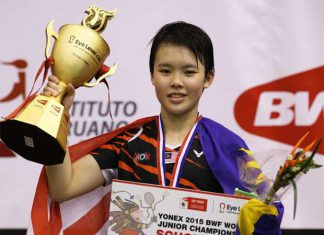 Goh Jin Wei poses at the 2015 World Junior Championship awards ceremony in Lima, Peru.