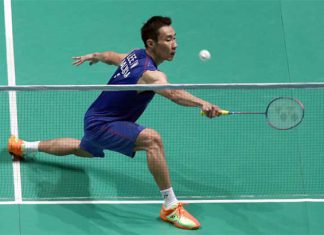 Lee Chong Wei returns a shot against Takuma Ueda in the first round of Malaysia Open in Shah Alam. (photo: GettyImages)