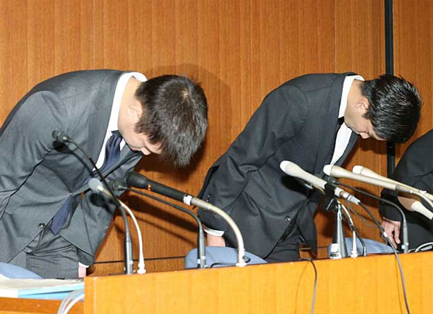Kento Momota and Kenichi Tago admit to gambling at an illegal casino.