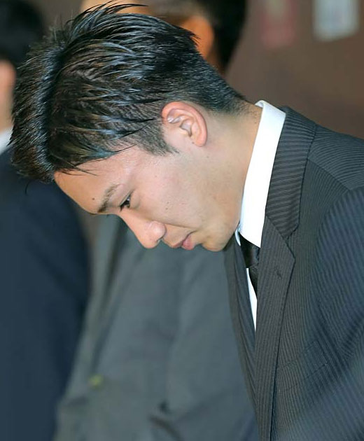 Kento Momota and Kenichi Tago admit to gambling at an illegal casino. (photo: AFP)