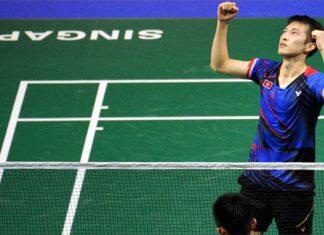 Angus Ng Ka Long(above), arms raised in triumph after defeating Chen Long in the quarter-finals of Singapore Open. (photo: Xinhua)