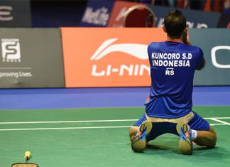 Sony Dwi Kuncoro of Indonesia drops to his knees as he defeats Lin Dan in the Singapore Open semi-finals. (photo: AFP)