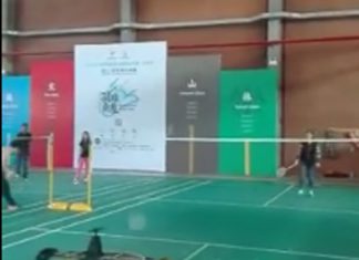 This is undoubtedly a cool badminton robot.