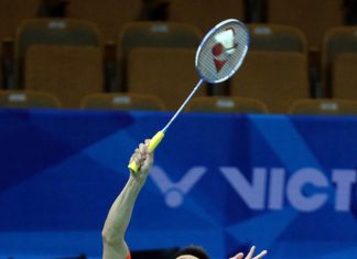 Lee Chong Wei returns a shot from Wang Zhengming at 2016 BAC. (AFP)