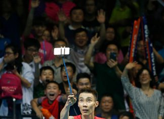 Lee Chong Wei uses a selfie stick to take photos. (photo: GettyImages)