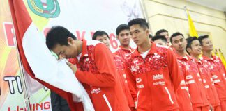 Indonesian Thomas Cup team captain Hendra Setiawan kisses Indonesia's national flag before departing to China for the 2016 Thomas & Uber Cup finals. ( Antara/Prasetyo Utomo)