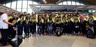 Malaysia's Thomas Cup and Uber Cup players pose before their departure for Kunshan to participate in the 2016 Thomas and Uber Cup finals. (photo: Sinchew)