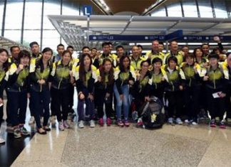 Malaysia's Thomas Cup and Uber Cup players pose before their departure for Kunshan to participate in the 2016 Thomas and Uber Cup finals. (photo: Sinchew)