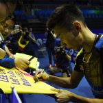Lee Chong Wei signs autographs for fans after his men's singles match. (photo: AFP)