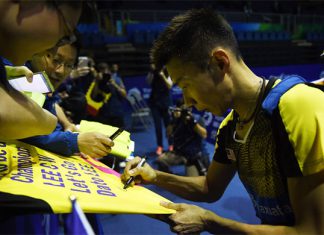 Lee Chong Wei signs autographs for fans after his men's singles match. (photo: AFP)