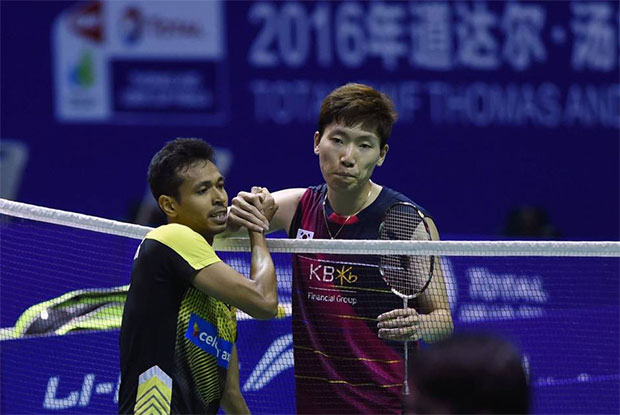 Iskandar Zulkarnain shakes hand with Lee Dong Keun after the match on Tuesday. Iskandar Zulkarnain shakes hand with Lee Dong Keun after the match on Tuesday.