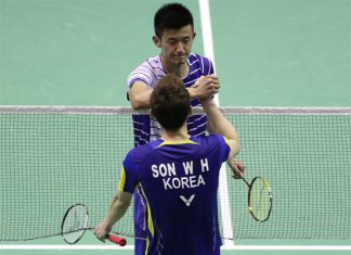 Chen Long (top) and Son Wan Ho of South Korea shake hands after their first men's singles match in the 2016 Thomas Cup. (photo: AFP)