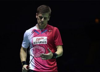 Hans-Kristian Vittinghus of Denmark beats Malaysian shuttler Iskandar Zulkarnain Zainuddin in the second men's singles match of the the Thomas Cup semi-final. (photo: AFP)