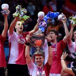 Hans-Kristian Vittinghus (C) of Denmark holds the Thomas Cup trophy between his teammates during the awards ceremony. (photo: AFP)