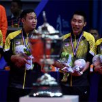 Lee Chong Wei of Malaysia (3rd R) hold their runner up medals during the 2016 Thomas Cup award ceremony. (photo: AFP)