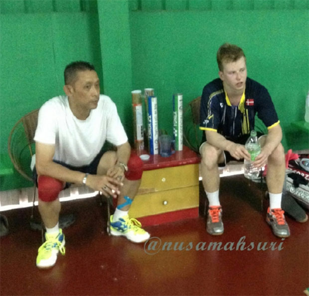 Misbun Sidek talks to Kim Astrup during a training session. (photo: nusamahsuri.blogspot.my)