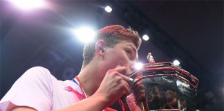 Viktor Axelsen of Denmark kisses the trophy during the Thomas Cup awards ceremony. (photo: AFP)
