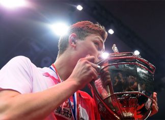 Viktor Axelsen of Denmark kisses the trophy during the Thomas Cup awards ceremony. (photo: AFP)