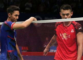 Jonatan Christie greets his idol Lin Dan after their Indonesia Open second round match. (photo: PBSI)