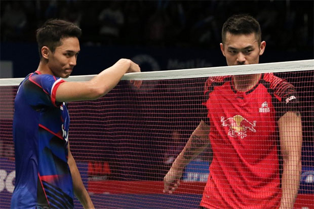 Jonatan Christie greets his idol Lin Dan after their Indonesia Open second round match. (photo: PBSI)