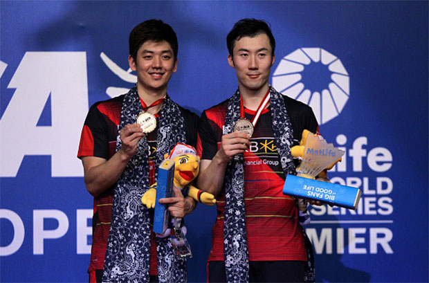 Lee Yong Dae and Yoo Yeon Seong of South Korea pose on the podium following the Indonesia Open men's doubles final. (photo: AFP)