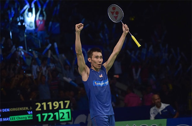 Lee Chong Wei celebrates after his victory against Jan O Jorgensen of Denmark in the Indonesian Open men's singles final. (photo: AFP)