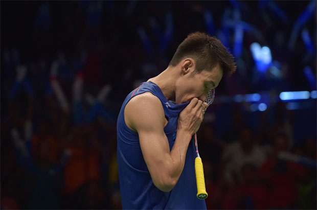 Lee Chong Wei kisses the Malaysian flag on his shirt after winning his sixth Indonesia Open title. (photo: AFP)