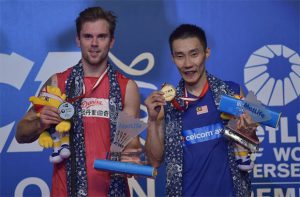 Lee Chong Wei poses on the podium with Jan O Jorgensen during the award ceremony. (photo: AFP)