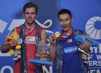 Lee Chong Wei poses on the podium with Jan O Jorgensen during the award ceremony. (photo: AFP)