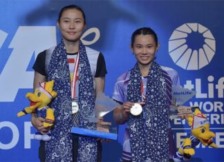 The 2016 Indonesian Open women's singles champion Tai Tzu Ying of Taiwan stands on the podium next to runner-up Wang Yihan of China. (photo: AFP)