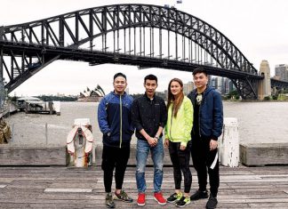 Koo Kien Keat, Lee Chong Wei, Gronya Somerville, and Tan Boon Heong (from left) pose infront of Sydney Harbour Bridge. (photo: AFP)