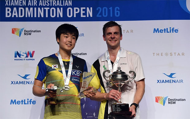 Denmark's Hans-Kristian Vittinghus (L) on the podium with South Korea's Jeon Hyeok-Jin (R) after winning the 2016 Australian Open. (photo: AFP) Denmark's Hans-Kristian Vittinghus (L) on the podium with South Korea's Jeon Hyeok-Jin (R) after winning the 2016 Australian Open. (photo: AFP)
