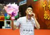 Chou Tien Chen kisses his Chinese Taipei Open gold medal during the presentation ceremony. (photo: udn)