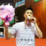 Chou Tien Chen kisses his Chinese Taipei Open gold medal during the presentation ceremony. (photo: udn)