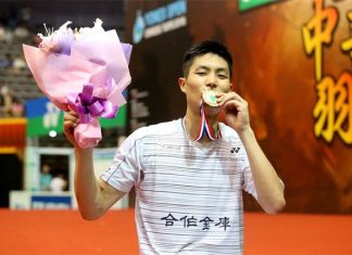 Chou Tien Chen kisses his Chinese Taipei Open gold medal during the presentation ceremony. (photo: udn)