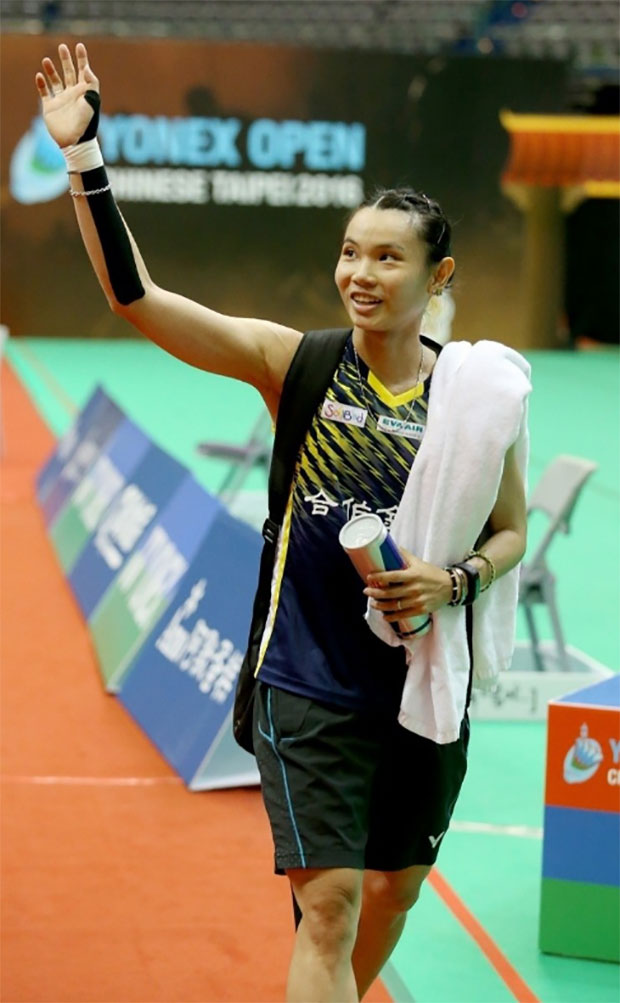 Tai Tzu-Ying waves to the crowd after winning the Chinese Taipei championships. (photo: udn)