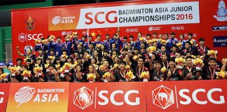 The Chinese team (blue shirt) and the Korean team (black shirt) pose for pictures after the Asian Junior mixed team final. (photo: BadmintonAsia)