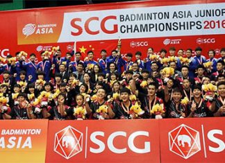The Chinese team (blue shirt) and the Korean team (black shirt) pose for pictures after the Asian Junior mixed team final. (photo: BadmintonAsia)