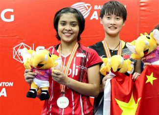 Gregoria Mariska and Chen Yufei pose for picture after the girls' singles final. (photo: PBSI)