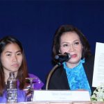 President of Badminton Association of Thailand – Khunying Patama Leeswadtrakul shows confirmation from the Badminton World Federation that cleared Ratchanok Intanon from the doping allegations. (photo: GettyImages)