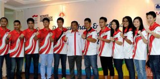 The Indonesian badminton Olympic squad pose for pictures. (photo: PBSI)