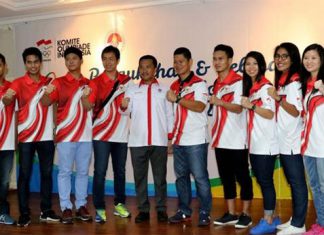 The Indonesian badminton Olympic squad pose for pictures. (photo: PBSI)