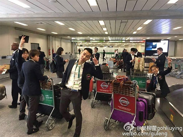 Lee Chong Wei and the Malaysian team. (photo: @gohliuying)