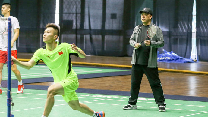 Li Yong Bo supervising the training.