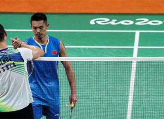 Lin Dan shakes hand with Vladimir Malkov after beating the Russian 21-18, 21-7 at the opener. (photo: AFP)