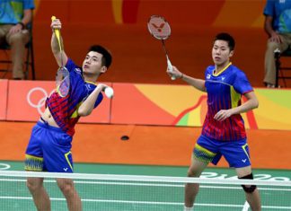 Tan Wee Kiong (L) and Goh V Shem will play Fu Haifeng-Zhang Nan in their last group match. (photo: AFP)