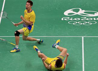 Goh V Shem and Tan Wee Kiong celebrate winning a men's doubles quarterfinal match against World No. 1 Lee Yong Dae and Yoo Yeon Seong of Korea. (photo: AFP)
